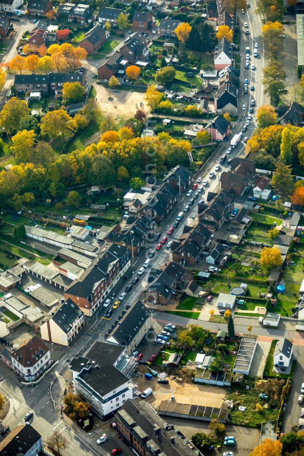 Aerial image Bottrop - Settlement entlang of road course of Horster Strasse in Bottrop in the state North Rhine-Westphalia, Germany