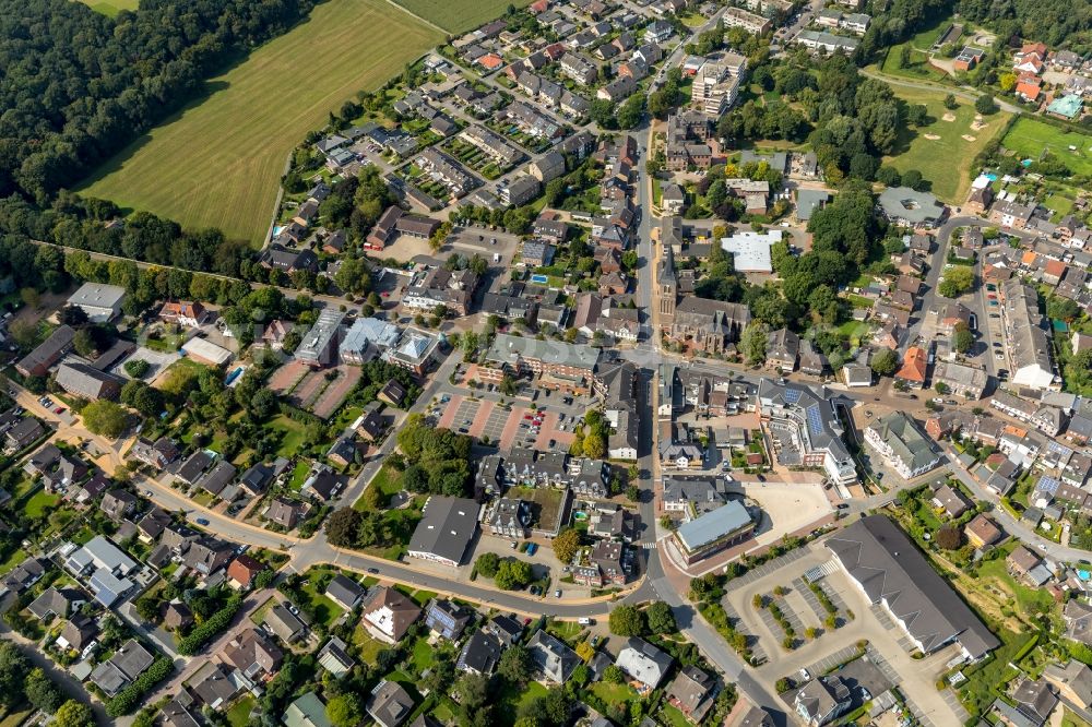 Aerial photograph Alpen - Settlement along the Lindenallee - Burgstrasse in Alpen in the state North Rhine-Westphalia, Germany
