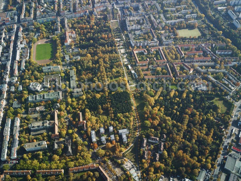 Aerial image Berlin - Residential area along the Silbersteinstrasse - Buschkrugallee the sports field Mariendorfer way in the district of Neukoelln in Berlin