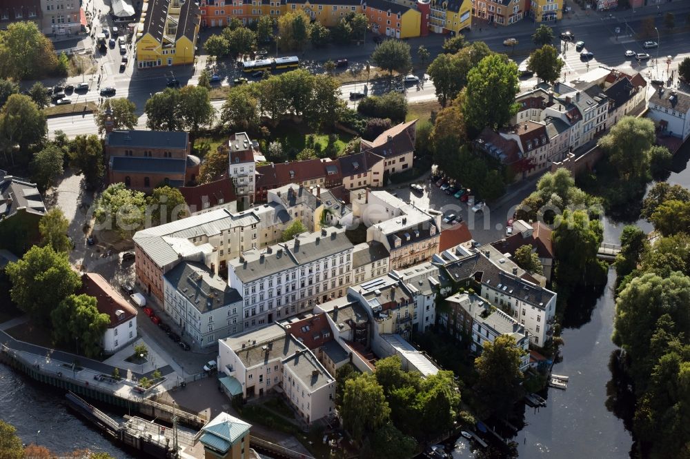 Berlin from above - Settlement along the street Moellentordamm at river Havel in Berlin