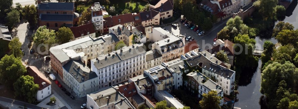 Berlin from the bird's eye view: Settlement along the street Moellentordamm at river Havel in Berlin