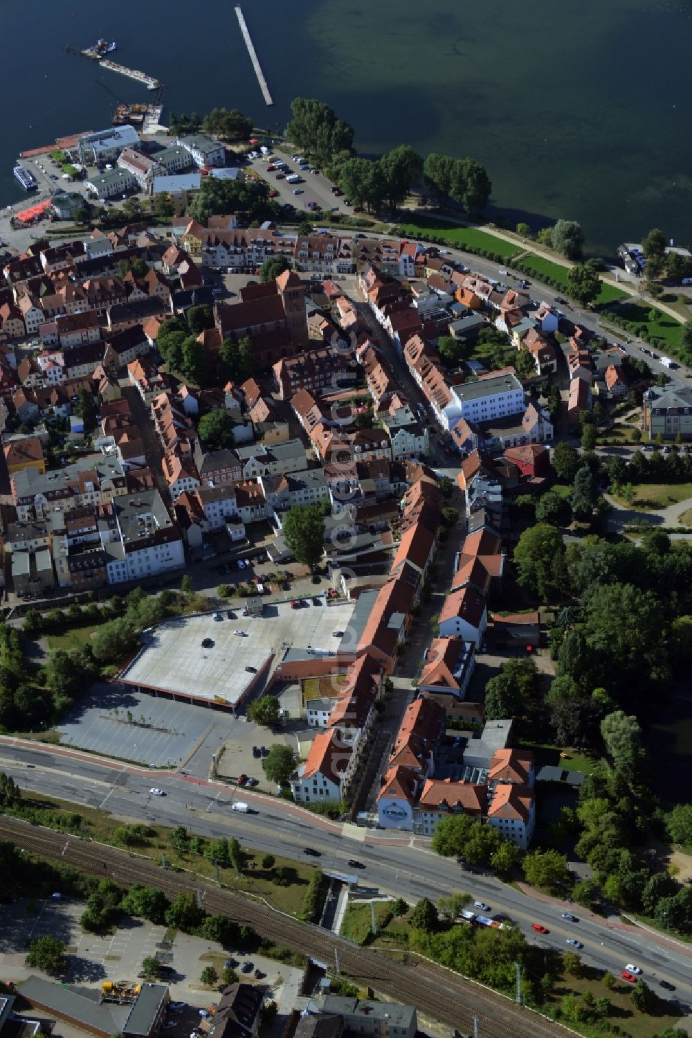 Aerial photograph Waren (Müritz) - Settlement at the Friedensstrasse and the Muehlenstrasse in Waren (Mueritz) in the state Mecklenburg - Western Pomerania