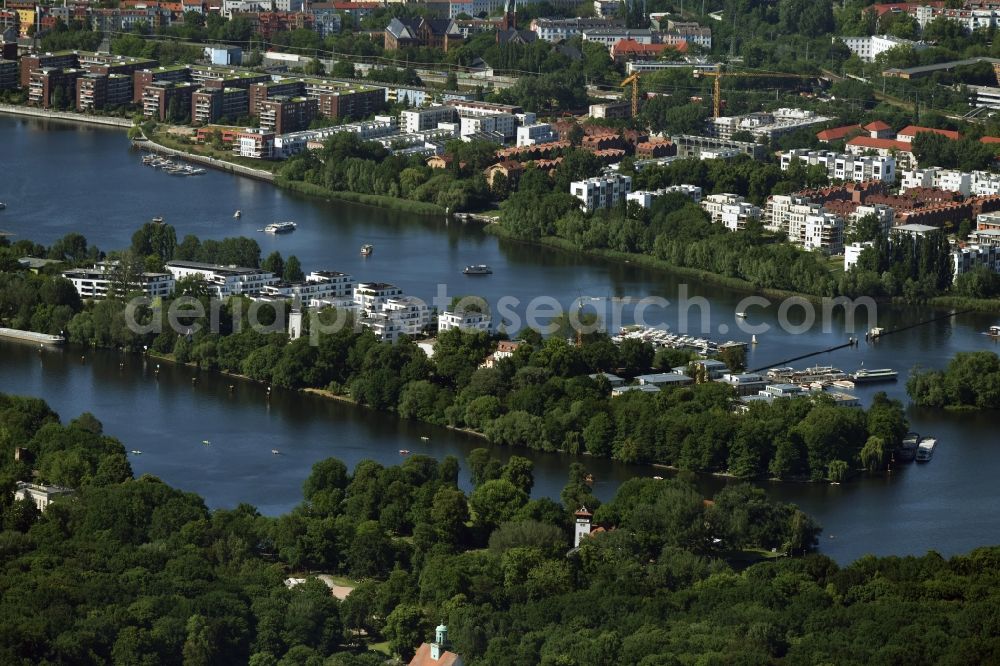 Berlin from the bird's eye view: Settlement with apartment buildings at the peninsula Stralau and the banks of Rummelsburger See in the districts Rummelsburg and Friedrichshain in Berlin