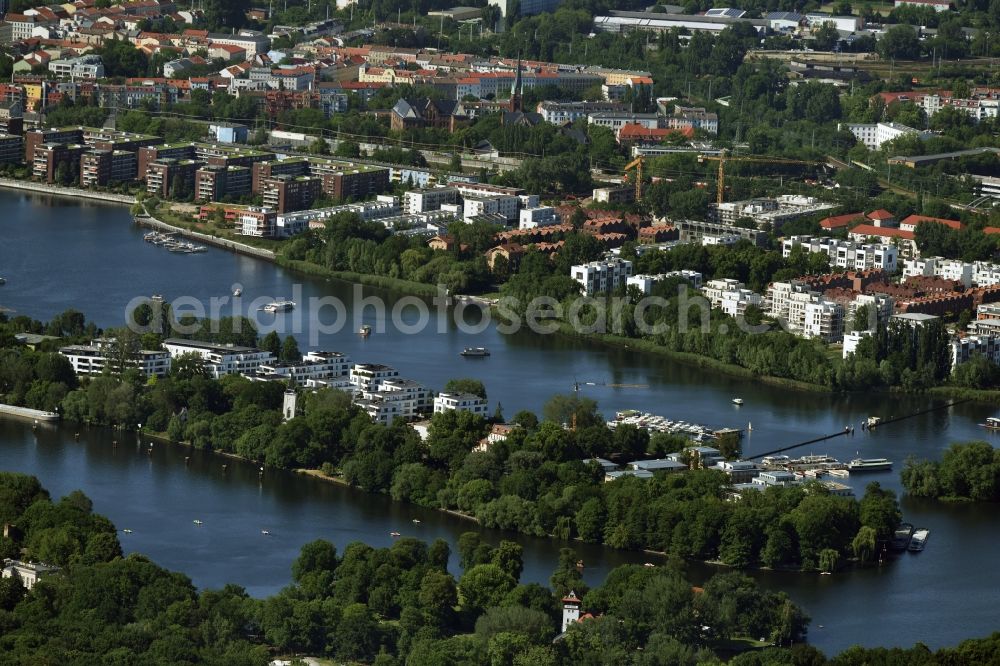 Aerial image Berlin - Settlement with apartment buildings at the peninsula Stralau and the banks of Rummelsburger See in the districts Rummelsburg and Friedrichshain in Berlin