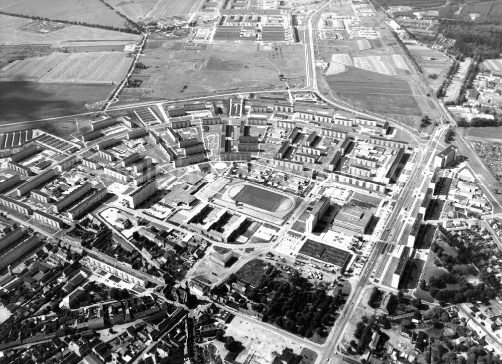 Schwedt/Oder from the bird's eye view: Settlement in the Hanns-Eisler-Weg near a sports field in Schwedt/Oder in the state Brandenburg