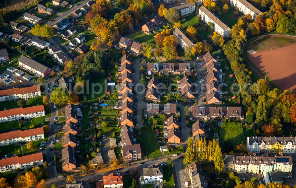 Brauck from the bird's eye view: Residential area in the autumnal Brauck in the state of North Rhine-Westphalia. The residential buildings and houses are located near a sports pitch