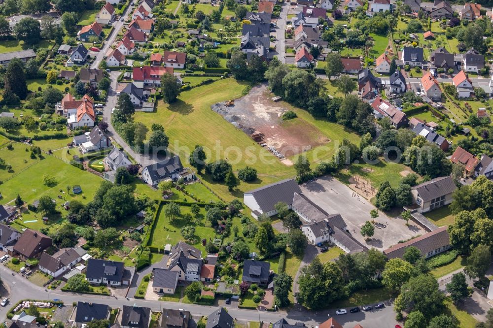 Aerial photograph Arnsberg - Settlement on Katholischen Bekenntnisgrundschule St. Josef- Bergheim in Arnsberg in the state North Rhine-Westphalia, Germany