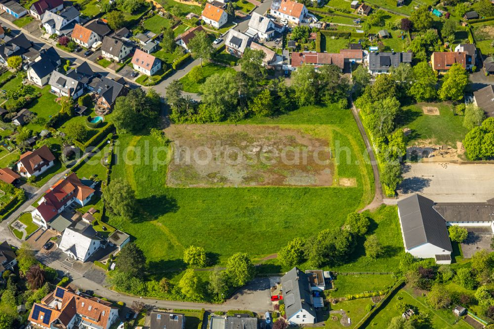 Arnsberg from above - Settlement on Katholischen Bekenntnisgrundschule St. Josef- Bergheim in Arnsberg in the state North Rhine-Westphalia, Germany