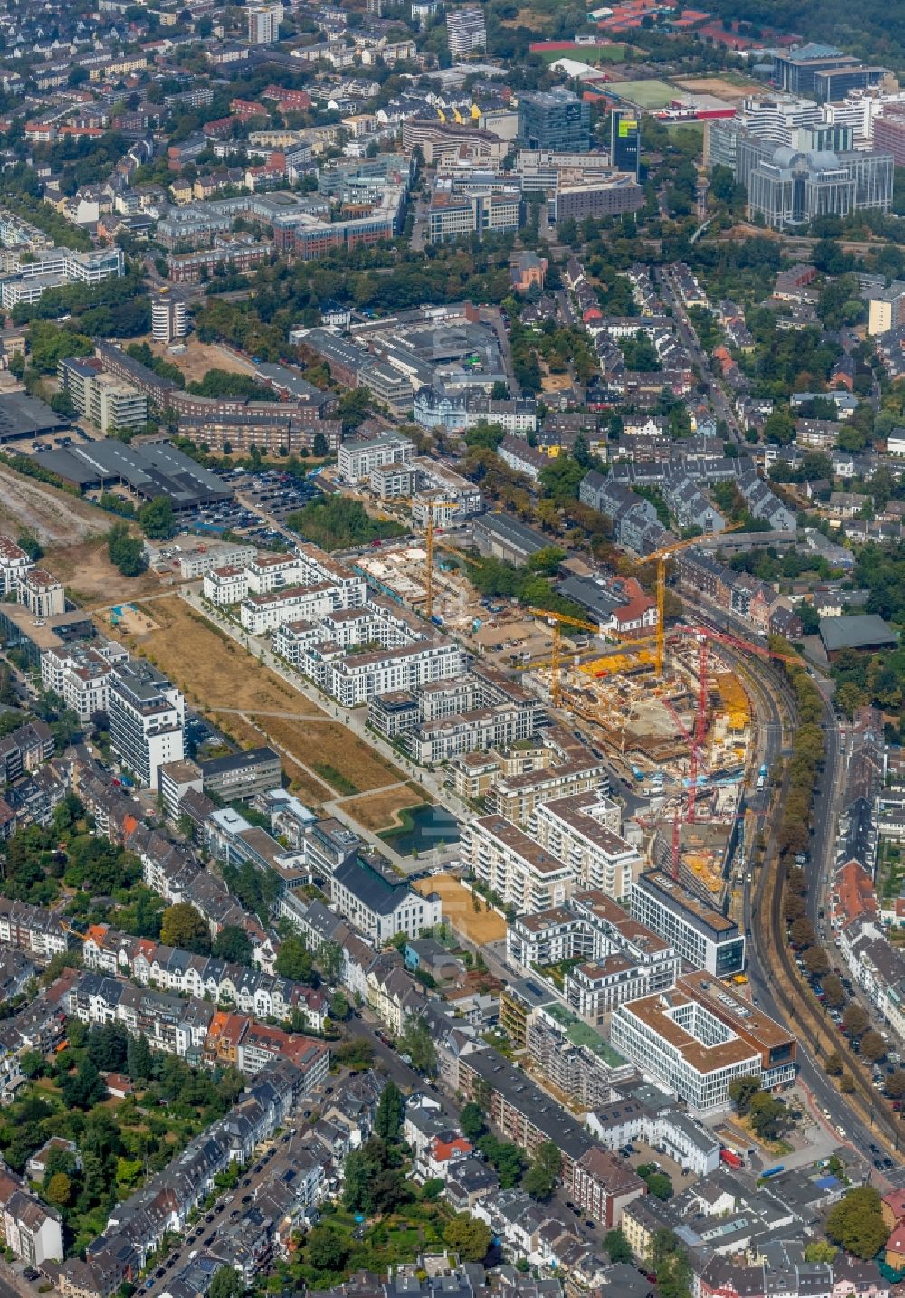 Aerial photograph Düsseldorf - Residential area with apartment buildings between Greifweg, Ria-Thiele-Strasse and Hansaallee in the district Oberkassel of Duesseldorf in the state of North Rhine-Westphalia