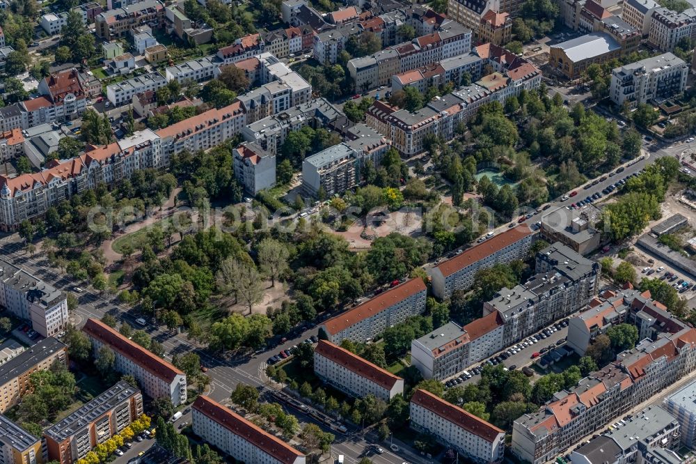 Aerial image Leipzig - Residential area along the park Lene-Voigt-Park in the district Reudnitz in Leipzig in the state Saxony, Germany