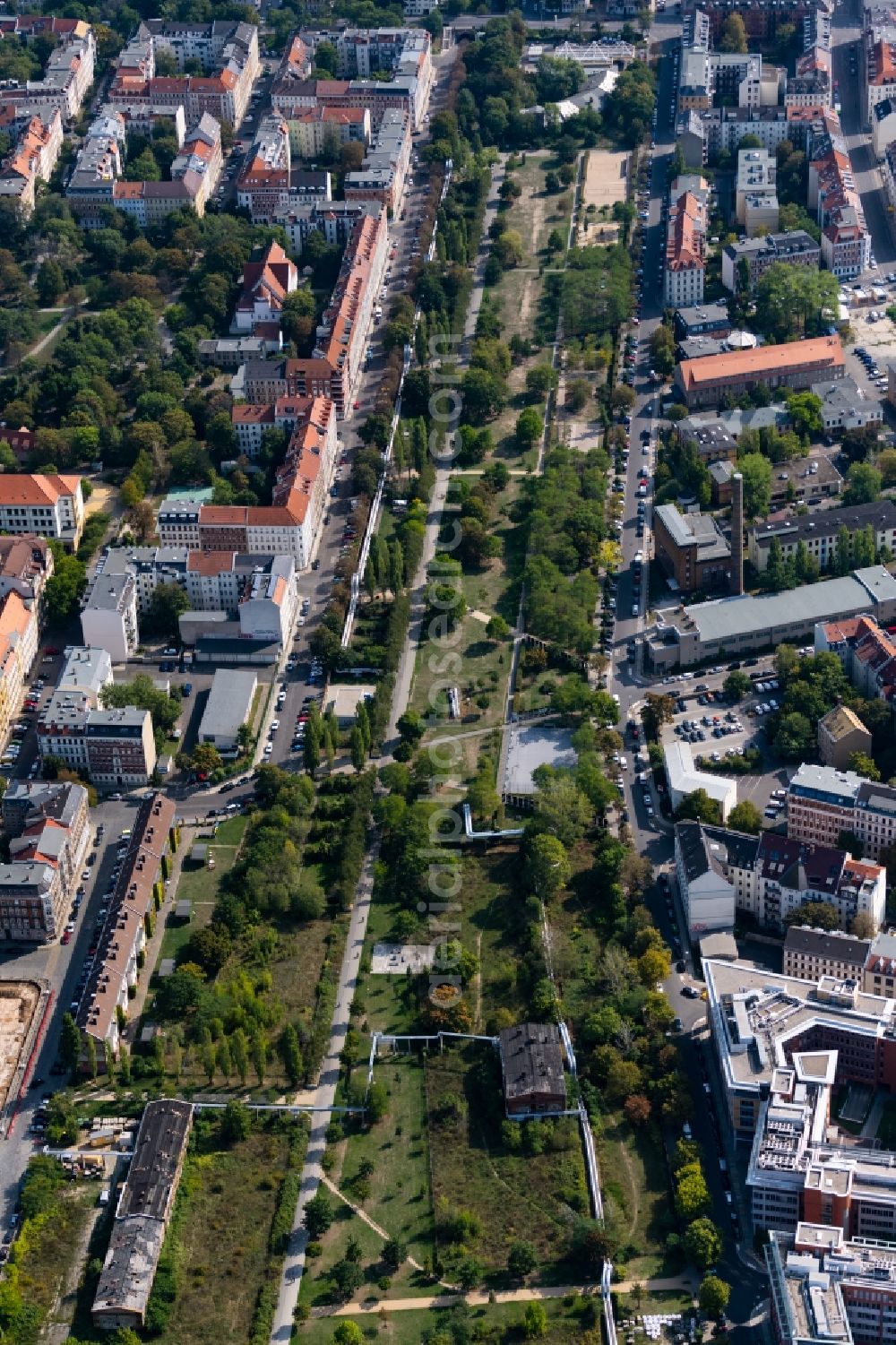 Aerial photograph Leipzig - Residential area along the park Lene-Voigt-Park in the district Reudnitz in Leipzig in the state Saxony, Germany