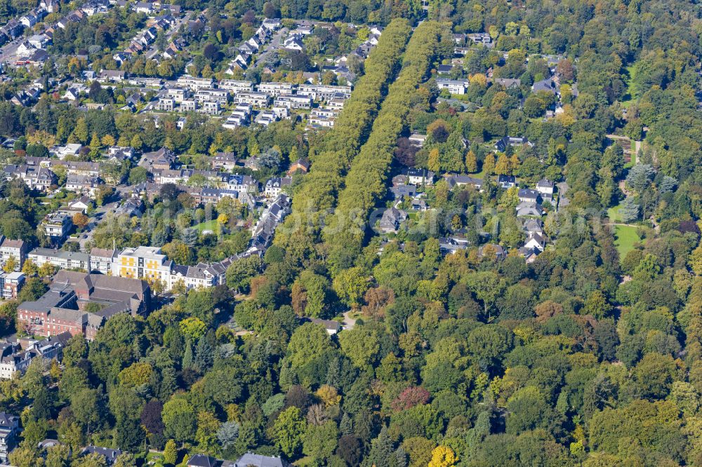 Aerial image Mönchengladbach - Residential area Bunter Garten along the park on Peter-Nonnenmuehlen-Allee in Moenchengladbach in the state of North Rhine-Westphalia, Germany