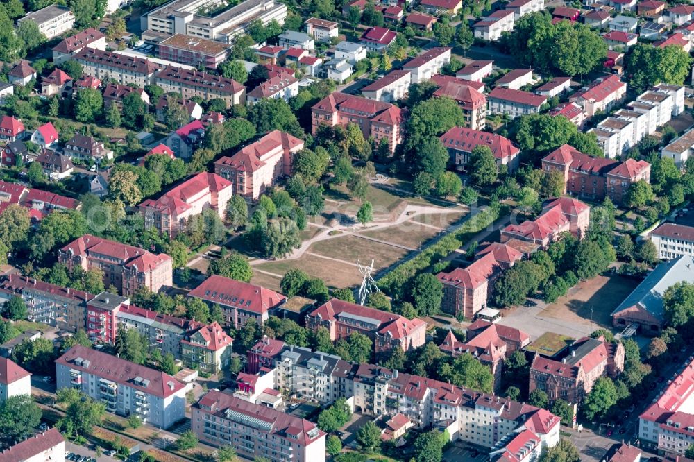 Aerial photograph Offenburg - Residential area along the park Platz of Verfassungsfreunde in Offenburg in the state Baden-Wuerttemberg, Germany