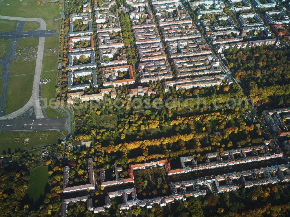 Aerial photograph Berlin - Settlement Schillerkiez and the nearby area Tempelhofer Feld in Berlin in Germany