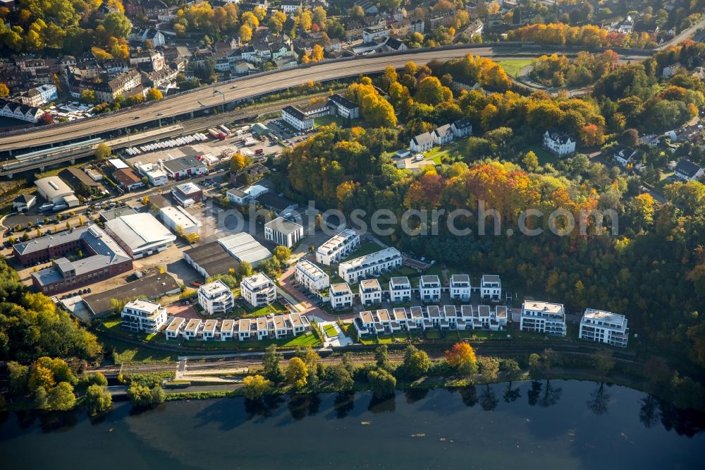 Aerial photograph Essen - Residential area on the autumnal riverbank of the river Ruhr in Essen in the state of North Rhine-Westphalia