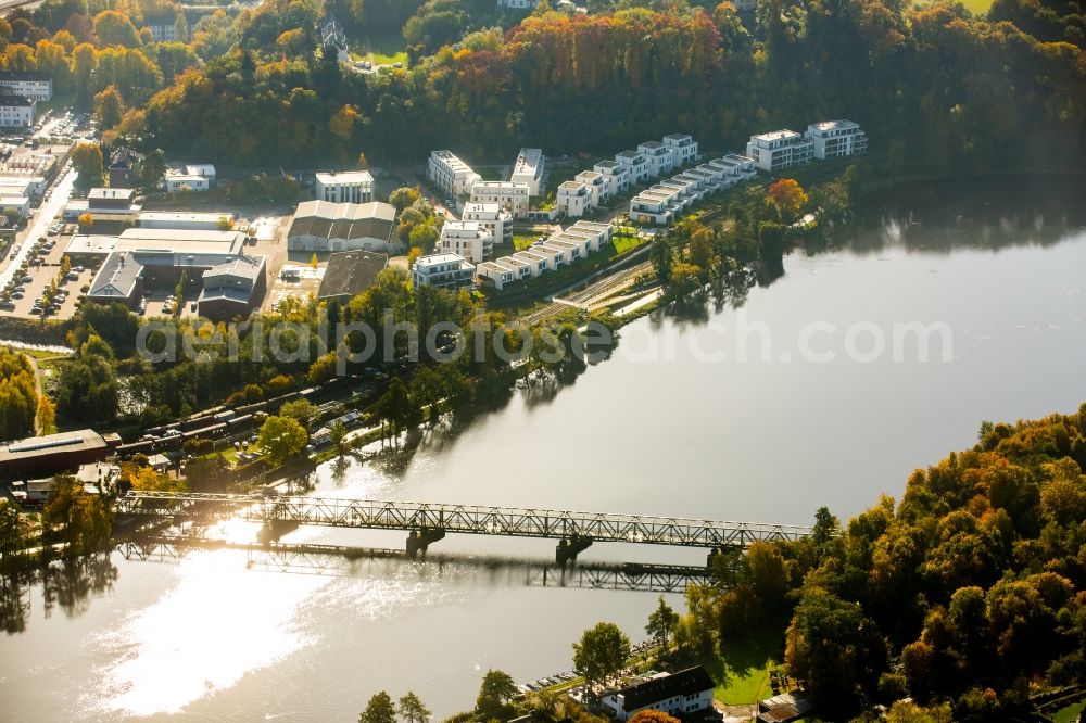 Aerial photograph Kupferdreh - Residential area on the autumnal riverbank of the river Ruhr in Kupferdreh in the state of North Rhine-Westphalia