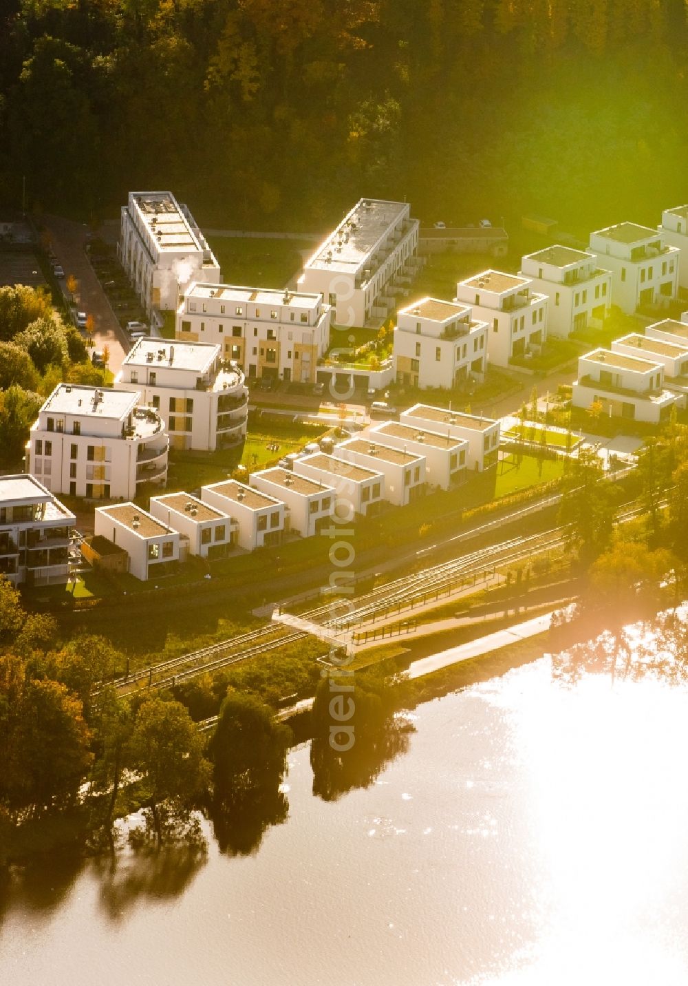 Kupferdreh from the bird's eye view: Residential area on the autumnal riverbank of the river Ruhr in Kupferdreh in the state of North Rhine-Westphalia