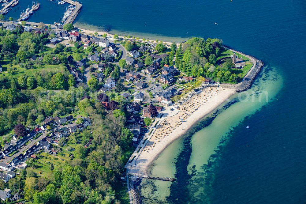 Aerial photograph Heikendorf - Residential settlement with beach and submarine monument on the Kieler Foerde in Heikendorf in the state Schleswig-Holstein, Germany