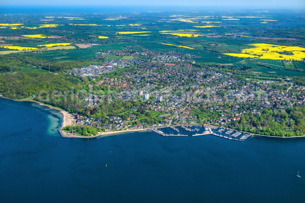 Heikendorf from the bird's eye view: Residential settlement with beach and submarine monument on the Kieler Foerde in Heikendorf in the state Schleswig-Holstein, Germany