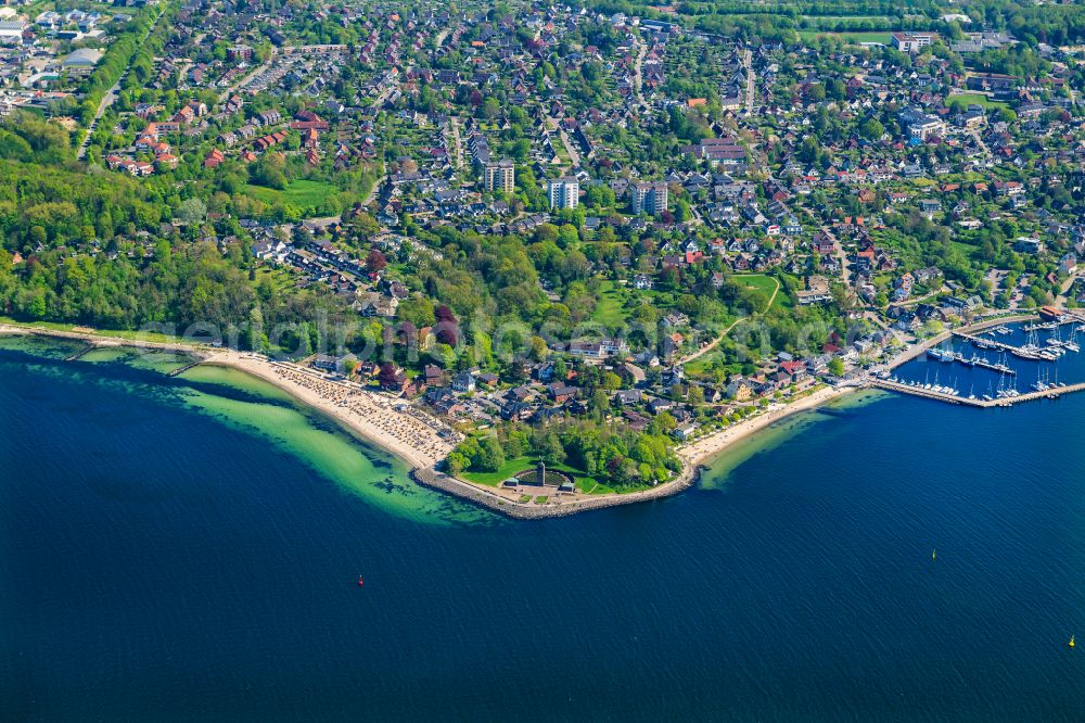 Aerial photograph Heikendorf - Residential settlement with beach and submarine monument on the Kieler Foerde in Heikendorf in the state Schleswig-Holstein, Germany