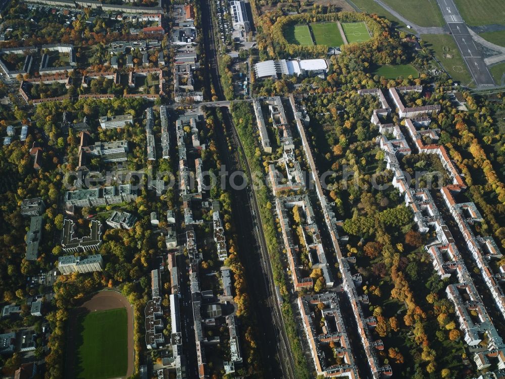 Aerial image Berlin - Settlement and a part of the Tempelhofer Feld and rails of the Deutsche Bahn AG in Berlin Neukoelln in Germany