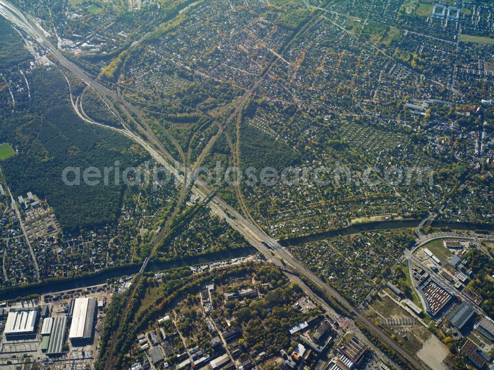 Berlin from the bird's eye view: Settlement at the Teltowkanal near the A-Road Adlergestell in Altglienicke in Berlin in Germany