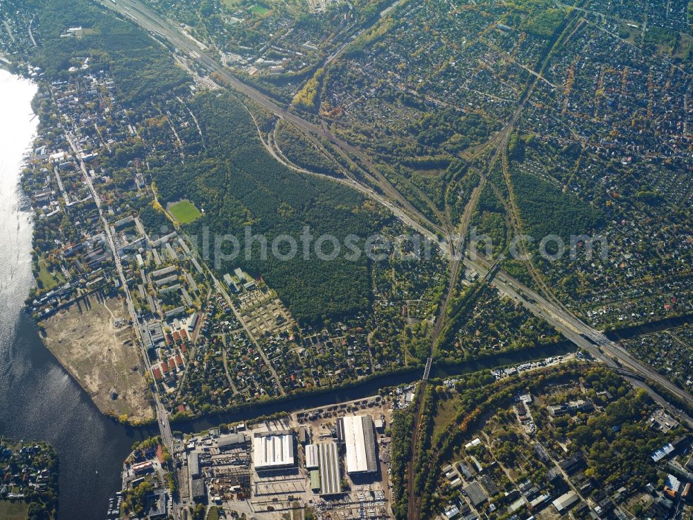 Aerial image Berlin - Settlement at the Teltowkanal near the A-Road Adlergestell in Altglienicke in Berlin in Germany