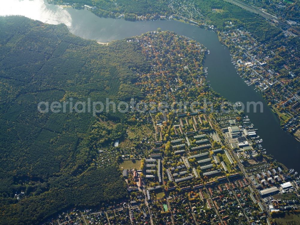 Aerial image Berlin - Settlement in Wendenschloss at the Langer See (Dahme) in Berlin in Germany