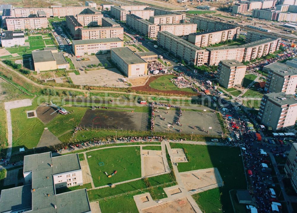 Berlin from the bird's eye view: Residential area laid along the street in the city of Cottbus Hellersdorf district of Berlin. Pictured people rush at the sports ground today Wolfgang Amadeus Mozart-school Helicopters - Helicopter flights with a INTERFLUG Russian-built helicopter type Mi-8