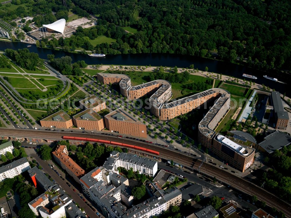 Aerial photograph Berlin - Residential building in the Federal snake on the banks of the River Spree in Berlin Moabit