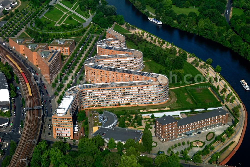 Aerial photograph Berlin - Residential building in the Federal snake on the banks of the River Spree in Berlin Moabit