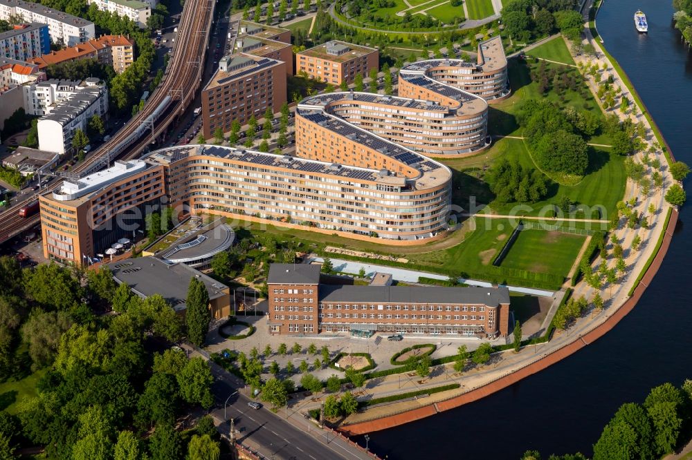 Aerial photograph Berlin - Residential building in the Federal snake on the banks of the River Spree in Berlin Moabit