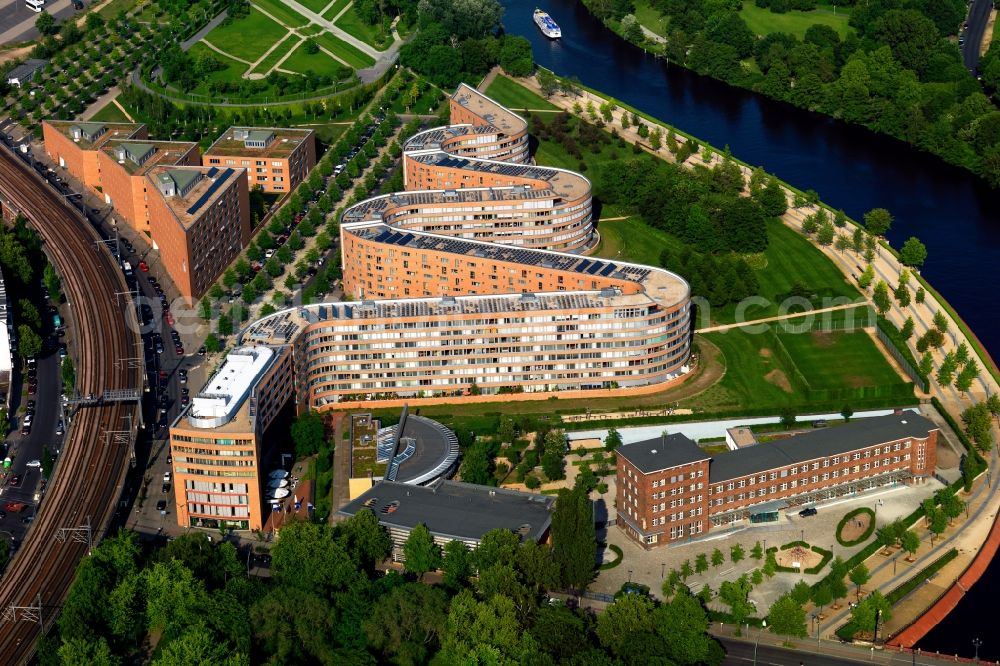 Berlin from above - Residential building in the Federal snake on the banks of the River Spree in Berlin Moabit