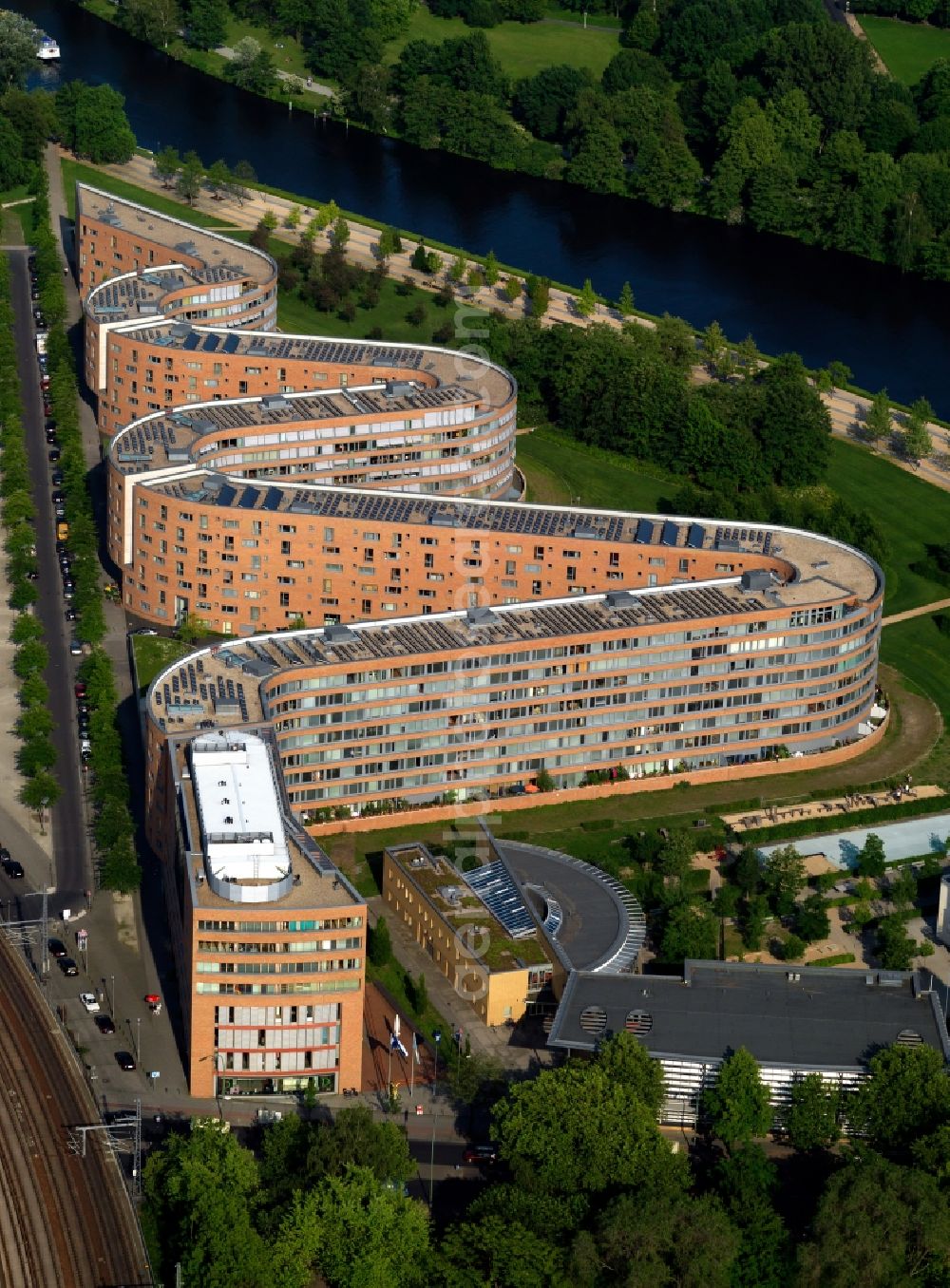 Berlin from above - Residential building in the Federal snake on the banks of the River Spree in Berlin Moabit