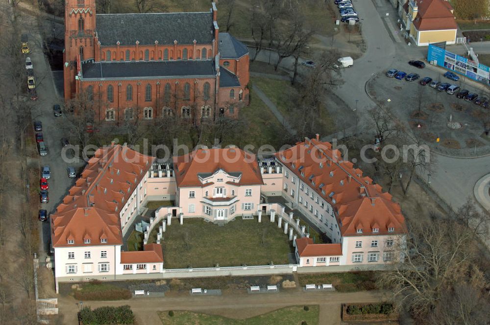 Aerial photograph Frankfurt (Oder) - Blick auf das ehemalige Wohngebäude des Präsidenten der Reichsbahndirektion Ost am Anger in der Gubener Vorstadt. Das Gebäude wurde in den 1920er Jahren vom Architekten Martin Kießling konzipiert. Im Hintergrund die St. Gertraud-Kirche. View of the former building of the president of the Reichsbahn Administration East at the Anger in the East Gubener in the suburb Gubener Vorstadt . The building was designed by architect Martin Kiessling in the 1920s. In the background the St. Gertrude Church.