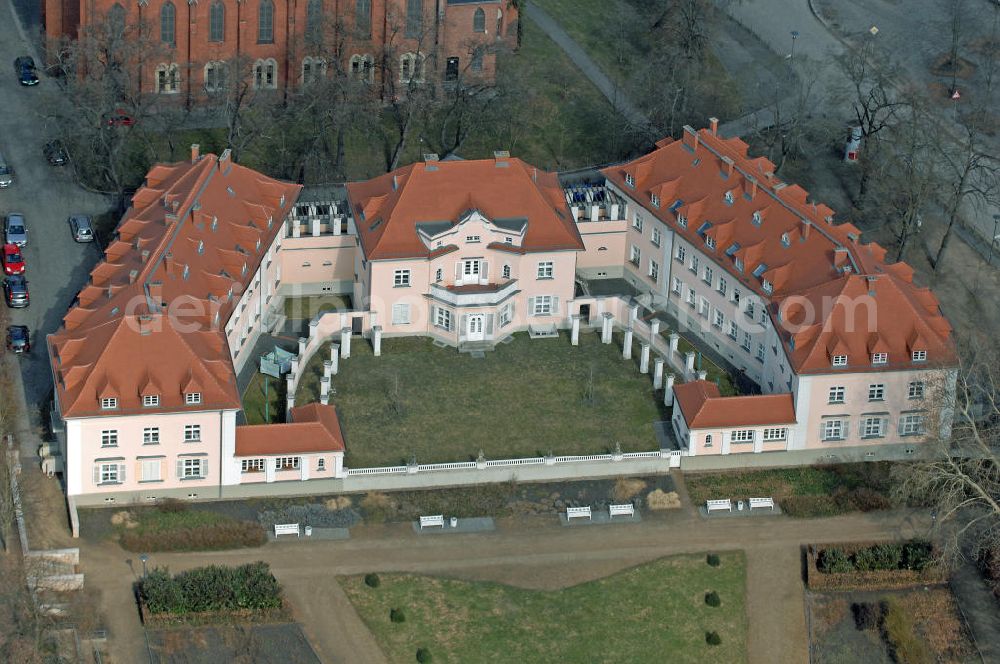 Aerial image Frankfurt (Oder) - Blick auf das ehemalige Wohngebäude des Präsidenten der Reichsbahndirektion Ost am Anger in der Gubener Vorstadt. Das Gebäude wurde in den 1920er Jahren vom Architekten Martin Kießling konzipiert. View of the former building of the president of the Reichsbahn Administration East at the Anger in the East Gubener in the suburb Gubener Vorstadt . The building was designed by architect Martin Kiessling in the 1920s.