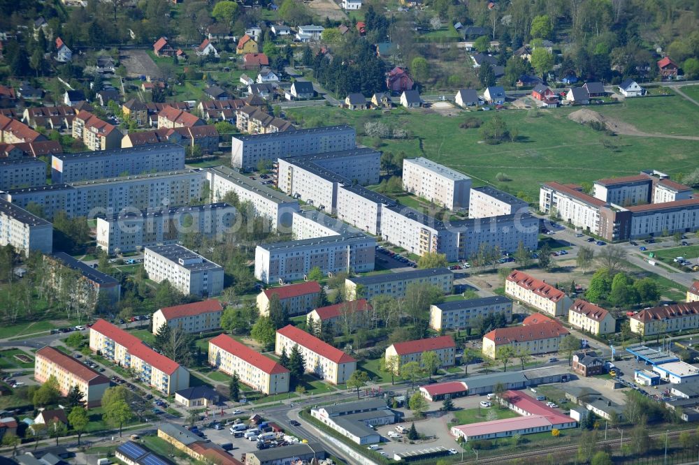 Aerial photograph Falkensee - Residential buildings a estate of prefabricated houses resulting from DDR times operated on the housing cooperative Falkenhorst eG at the Coburger Street corner Adlerstraße in Falkensee in Brandenburg