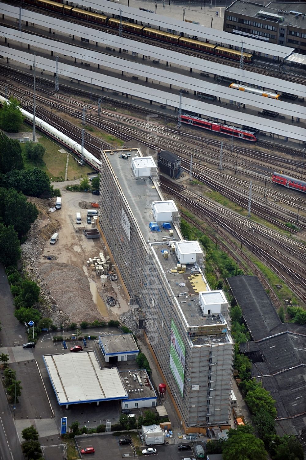 Berlin from the bird's eye view: Renovation of apartment buildings on Frankfurter Allee in Berlin Lichtenberg