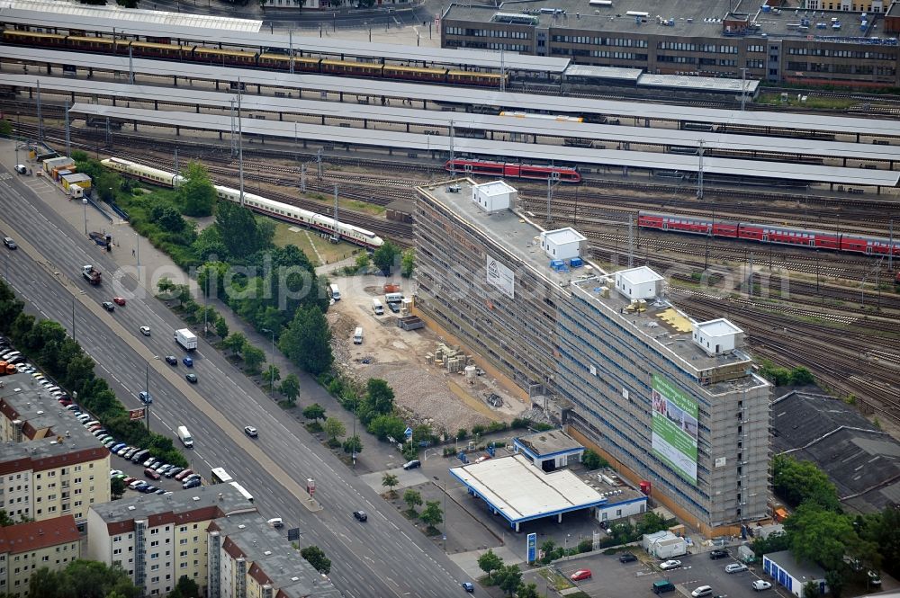 Berlin from the bird's eye view: Renovation of apartment buildings on Frankfurter Allee in Berlin Lichtenberg