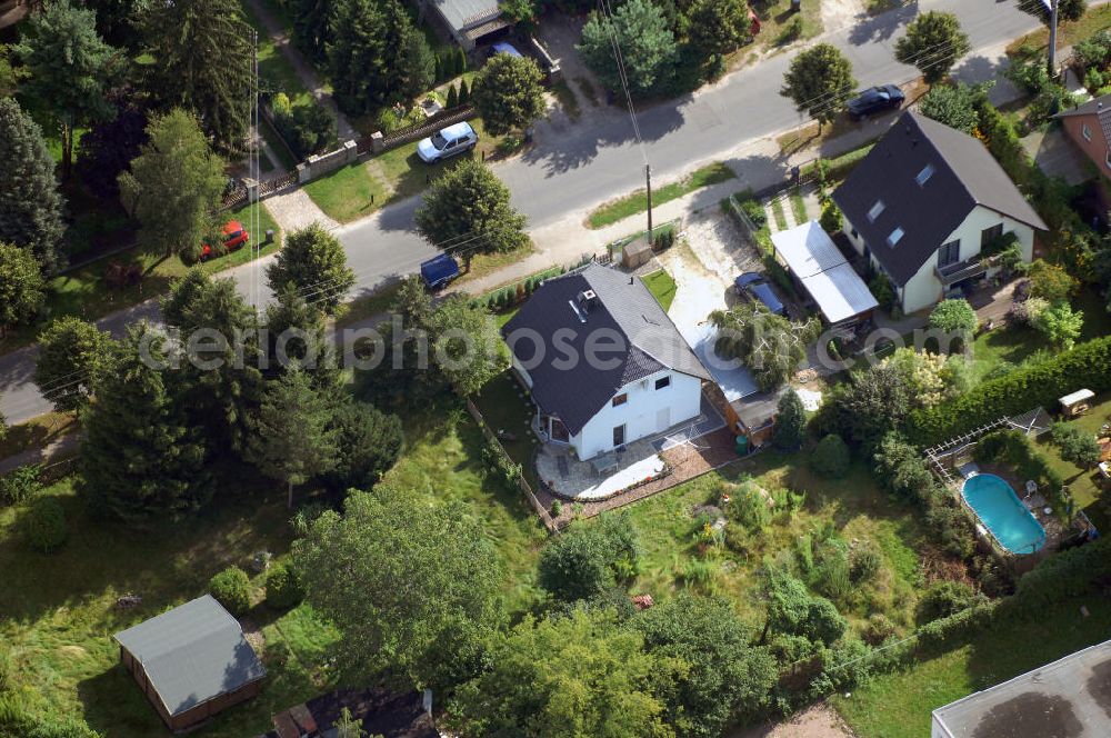 Berlin from the bird's eye view: Blick auf die Wohngegend an der Bergedorfer Straße 88 in 12621 BERLIN Kaulsdorf-Süd