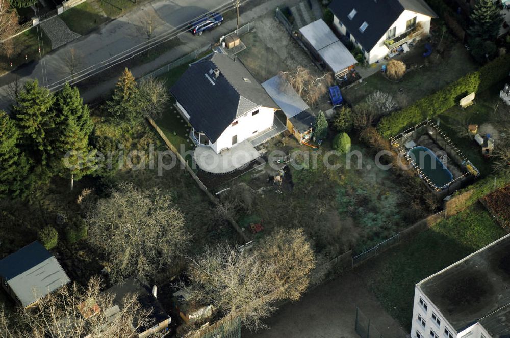 Berlin from the bird's eye view: Blick auf die Wohngegend an der Bergedorfer Straße 88 in 12621 BERLIN Kaulsdorf-Süd