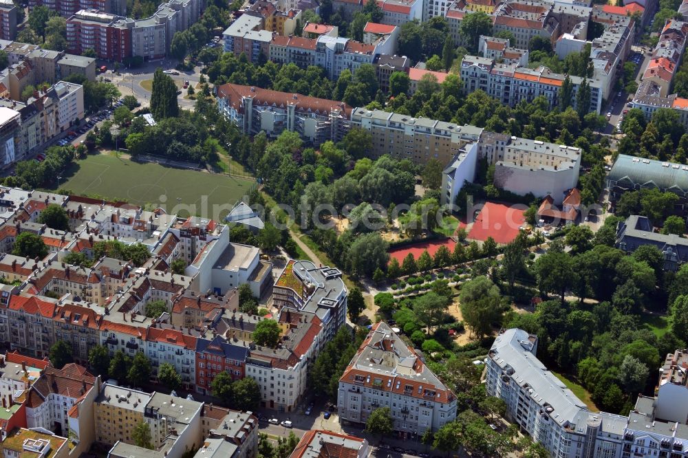 Berlin from the bird's eye view: The residential area with apartment buildings is located near the streets Kaiser-Friedrich-Strasse, Hebbelstrasse und Schlossstrasse in the district Berlin Charlottenburg