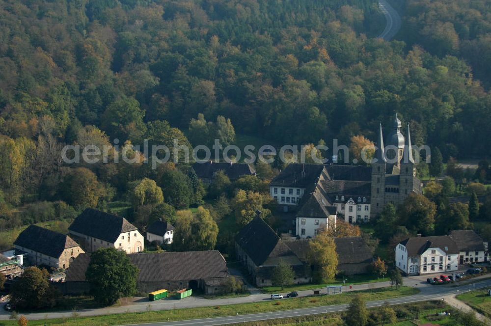 Aerial photograph Marienmünster - Blick auf ein Wohnhaus der Unternehmensgruppe Markus Gerold an der Abtei 10 in 37696 Marienmünster.