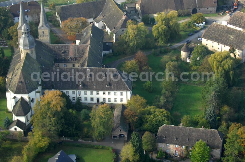 Aerial photograph Marienmünster - Blick auf ein Wohnhaus der Unternehmensgruppe Markus Gerold an der Abtei 10 in 37696 Marienmünster.