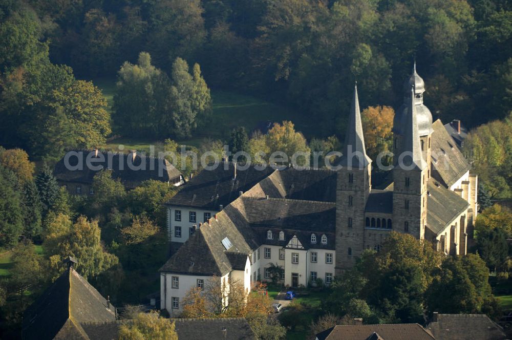 Marienmünster from the bird's eye view: Blick auf ein Wohnhaus der Unternehmensgruppe Markus Gerold an der Abtei 10 in 37696 Marienmünster.