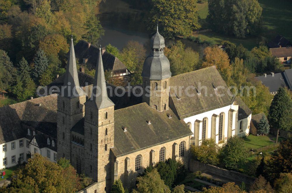 Aerial photograph Marienmünster - Blick auf ein Wohnhaus der Unternehmensgruppe Markus Gerold an der Abtei 10 in 37696 Marienmünster.