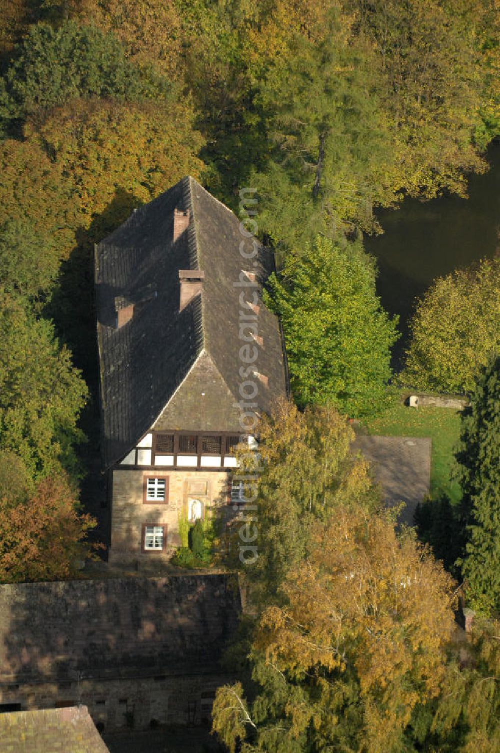 Marienmünster from the bird's eye view: Blick auf ein Wohnhaus der Unternehmensgruppe Markus Gerold an der Abtei 10 in 37696 Marienmünster.