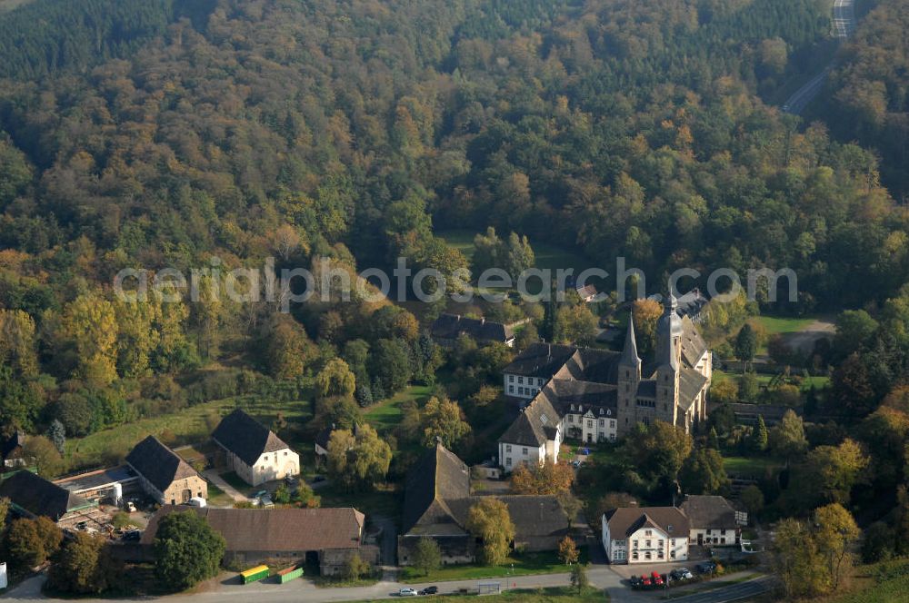 Aerial photograph Marienmünster - Blick auf ein Wohnhaus der Unternehmensgruppe Markus Gerold an der Abtei 10 in 37696 Marienmünster.