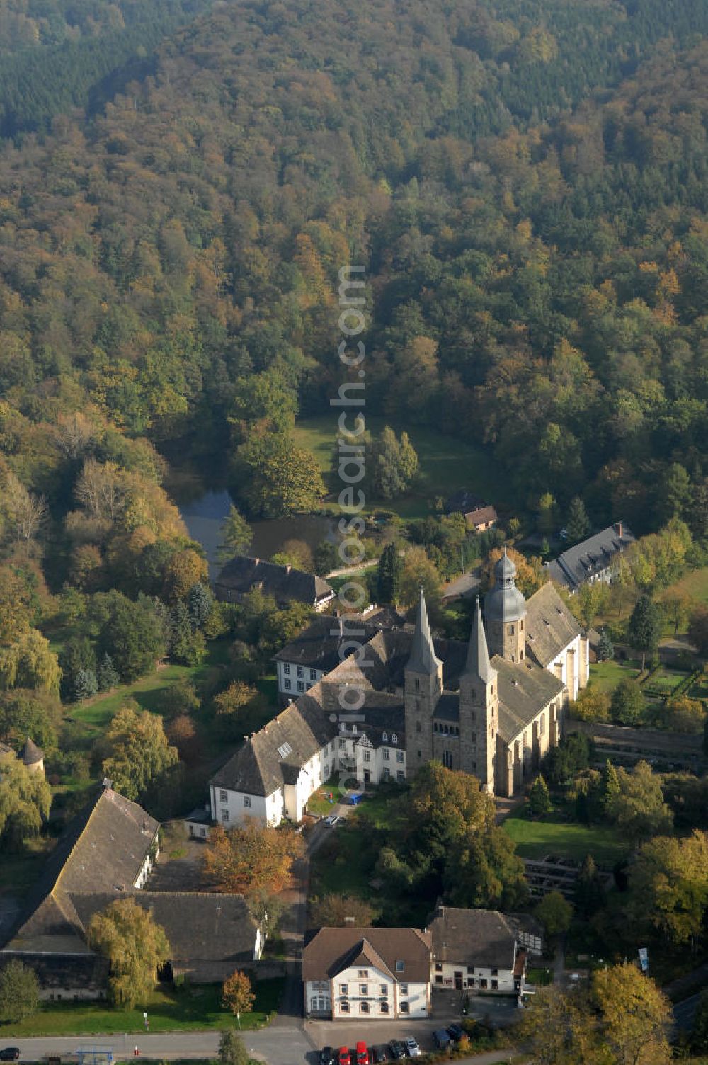 Marienmünster from above - Blick auf ein Wohnhaus der Unternehmensgruppe Markus Gerold an der Abtei 10 in 37696 Marienmünster.