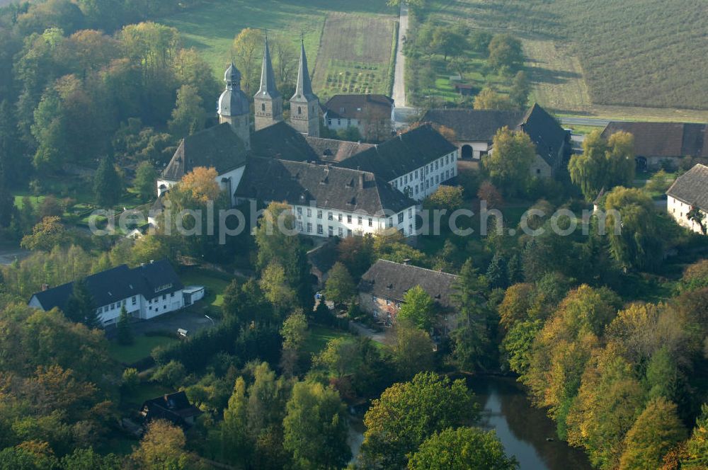 Marienmünster from the bird's eye view: Blick auf ein Wohnhaus der Unternehmensgruppe Markus Gerold an der Abtei 10 in 37696 Marienmünster.